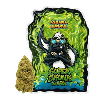 Bolsa de flores CBD Super Skunk de Iguana Smoke con mofeta con gafas de sol y humo verde, junto a un cogollo de cáñamo.