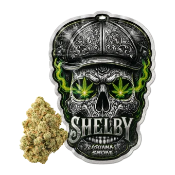 Bolsa de flores CBD Shelby de Iguana Smoke con forma de calavera ornamentada con gorra y cogollo de cáñamo.