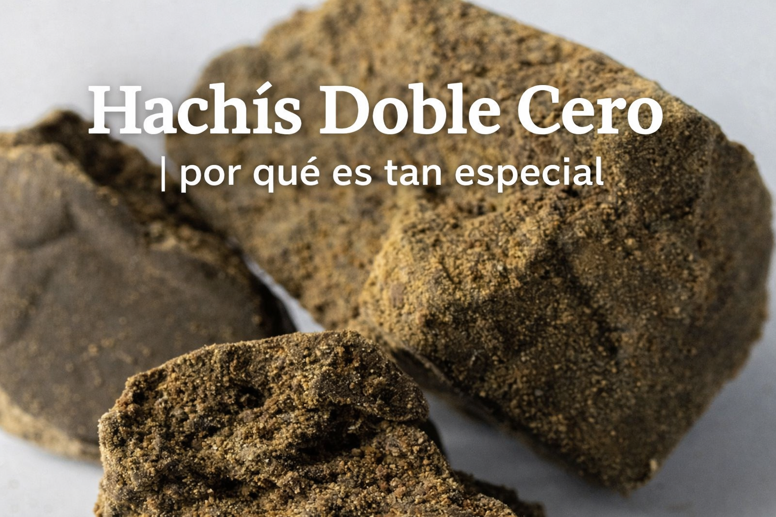 hachís doble cero abierto mostrando su textura dorada