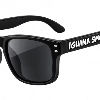 Gafas de sol Iguana Smoke negras con lentes oscuras y logo blanco en la patilla